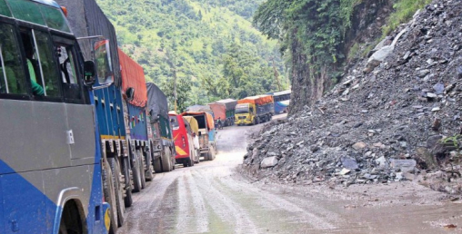 नारायणगढ–मुग्लिन सडक दुईतर्फी नै अवरुद्ध